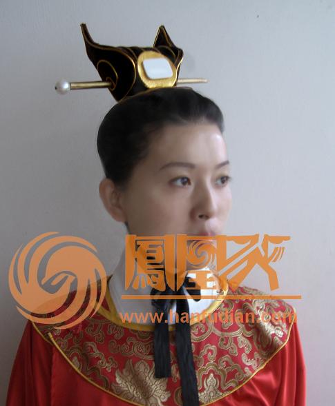 束在头顶的小冠,形如手状,正束在发髻上,用簪贯其髻上,用緌系在项上