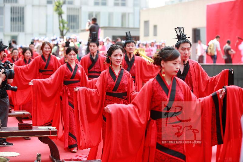 支付宝公司49对新人举行汉服婚礼