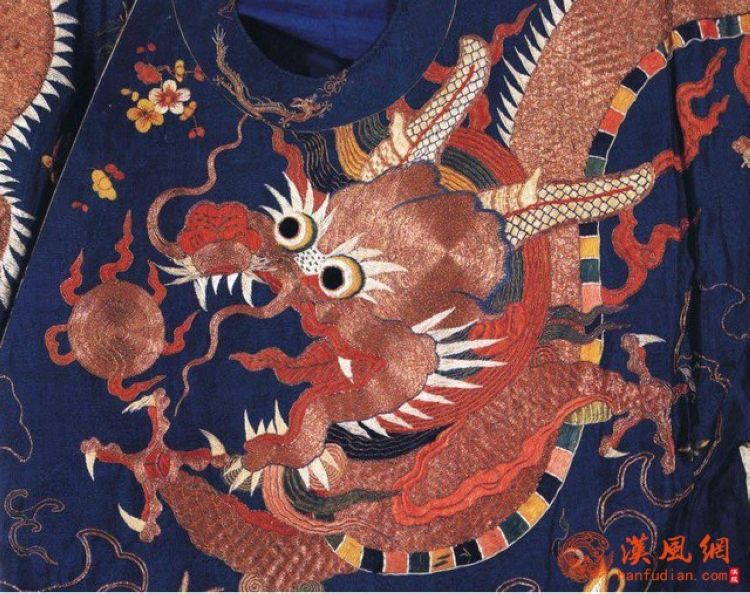 明 孔府旧藏 蓝地盘金绣莽龙罗袍