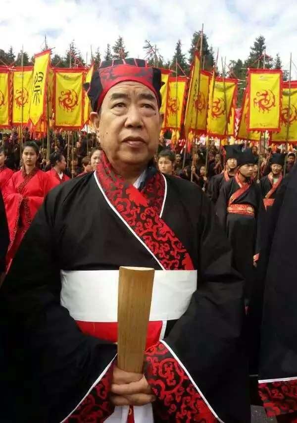 贾平凹身着栖凤阁汉服祭祀西王母 贾平凹身着栖凤阁汉服祭祀西王母