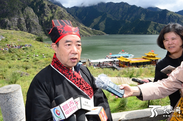 贾平凹身着栖凤阁汉服祭祀西王母 贾平凹身着栖凤阁汉服祭祀西王母