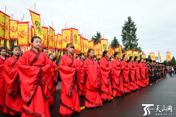 贾平凹身着栖凤阁汉服祭祀西王母 贾平凹身着栖凤阁汉服祭祀西王母